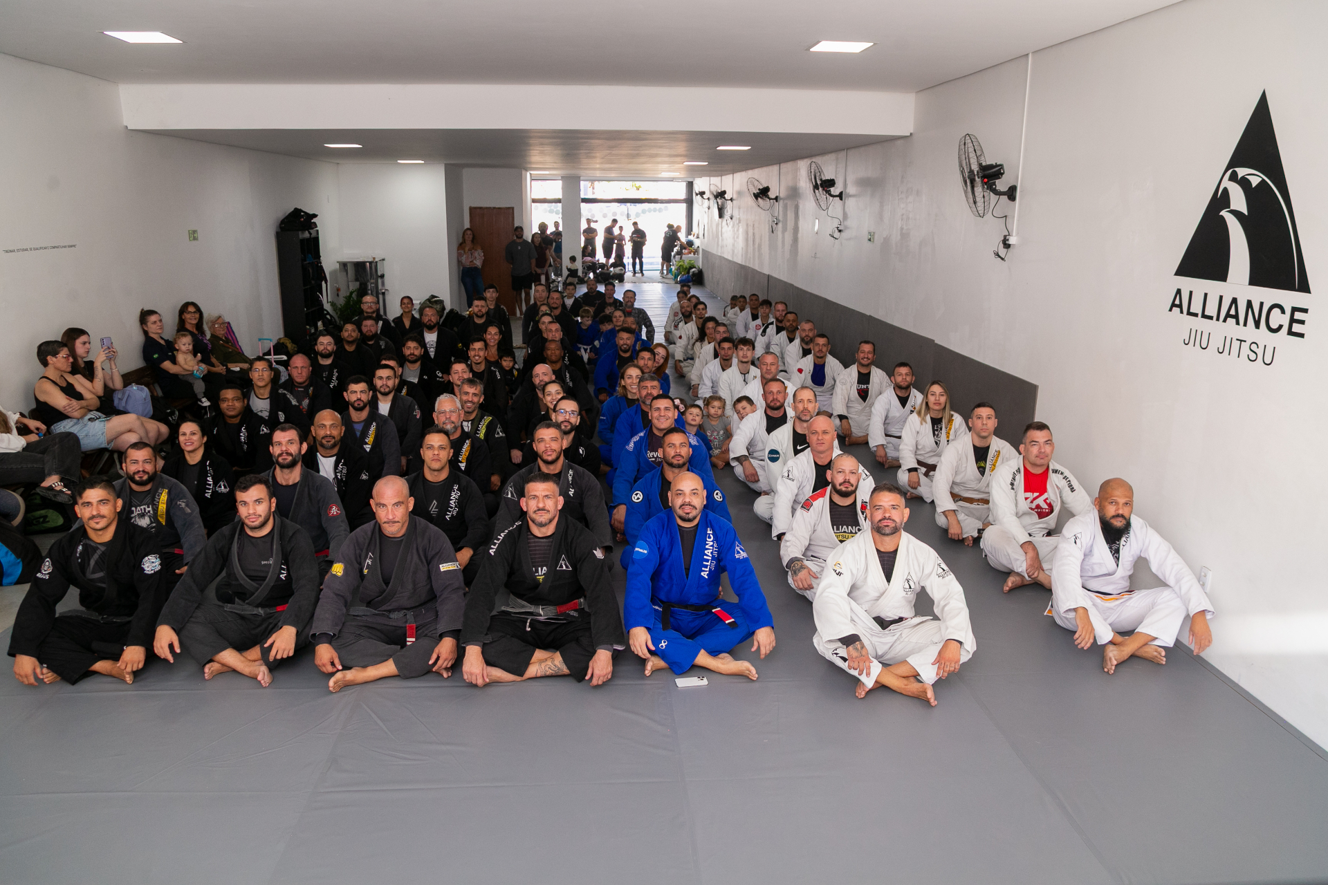 Turma reunida na Alliance Jiu Jitsu Viamão, com alunos de todos os níveis e kimonos de várias cores